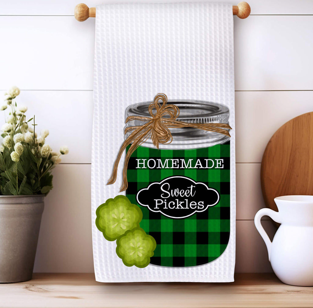 Farmhouse kitchen towel set featuring rustic mason jars with strawberry jam and homemade sweet pickles, designed with vintage gingham patterns. Absorbent waffle weave fabric, perfect for country kitchens, homesteaders, and farmhouse decor lovers - Personalized Kreation