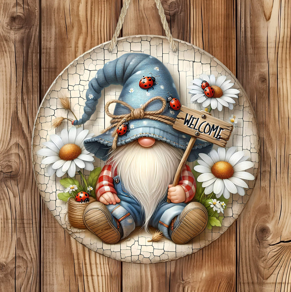 Rustic round wooden welcome sign featuring an adorable gnome with a blue denim-style hat, decorated with ladybugs and twine bow. The gnome holds a wooden sign that reads Welcome while surrounded by white daisies and green leaves - Personalized Kreation