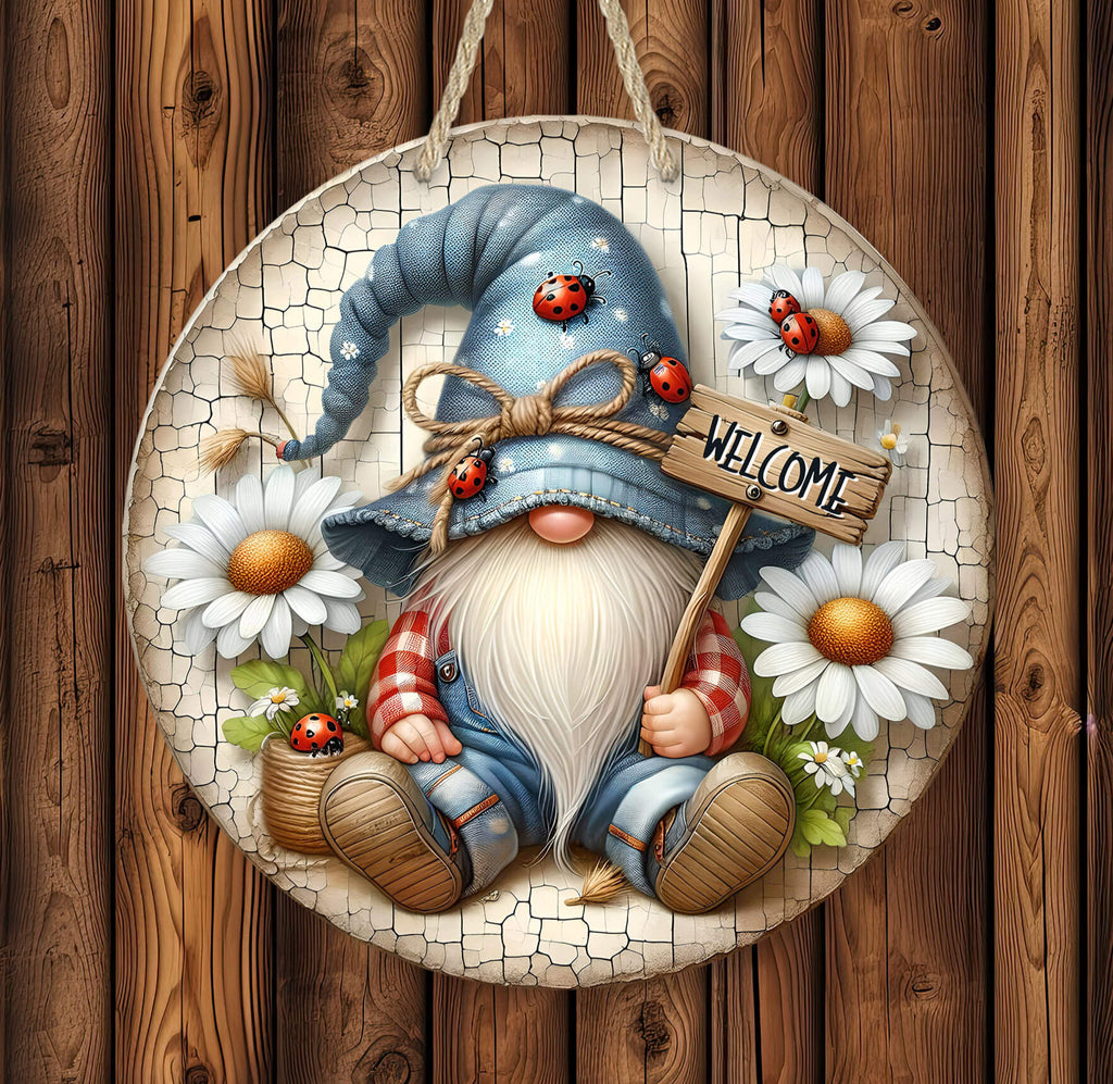 Rustic round wooden welcome sign featuring an adorable gnome with a blue denim-style hat, decorated with ladybugs and twine bow. The gnome holds a wooden sign that reads Welcome while surrounded by white daisies and green leaves - Personalized Kreation