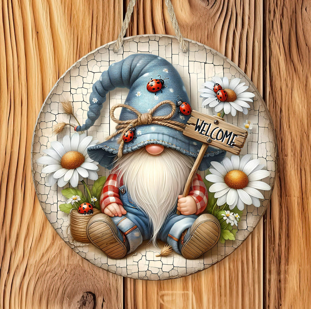 Rustic round wooden welcome sign featuring an adorable gnome with a blue denim-style hat, decorated with ladybugs and twine bow. The gnome holds a wooden sign that reads Welcome while surrounded by white daisies and green leaves - Personalized Kreation