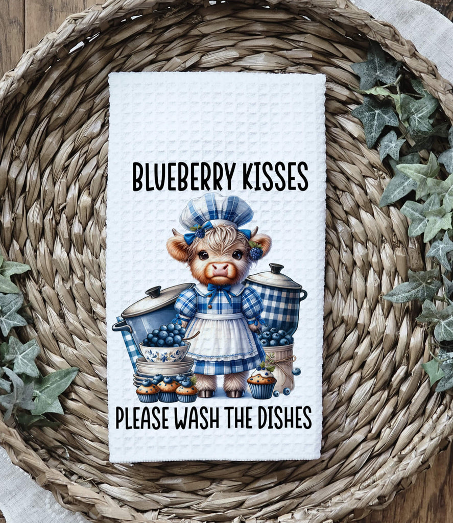 Farmhouse kitchen towel featuring an adorable highland cow in a blue apron with blueberry accents, surrounded by vintage cookware. Perfect for rustic decor, farmhouse kitchens, and country home styling. Absorbent and decorative dish towel for everyday use or gifting - Personalized Kreation