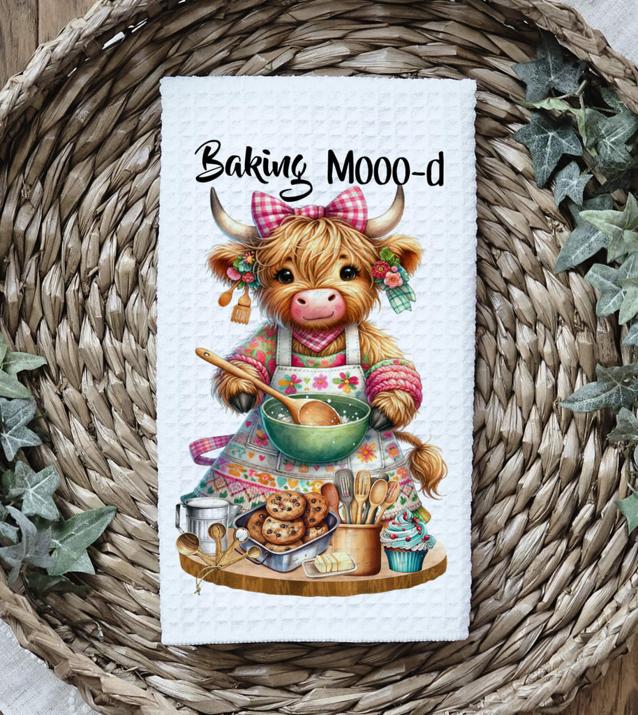 Highland Cow Baking Mood Kitchen Towel featuring a cute cow in an apron, mixing dough, surrounded by baking essentials. Rustic farmhouse dish towel perfect for country-style kitchens and baking lovers - Personalized Kreation