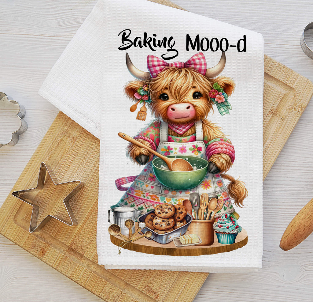 Highland Cow Baking Mood Kitchen Towel featuring a cute cow in an apron, mixing dough, surrounded by baking essentials. Rustic farmhouse dish towel perfect for country-style kitchens and baking lovers - Personalized Kreation