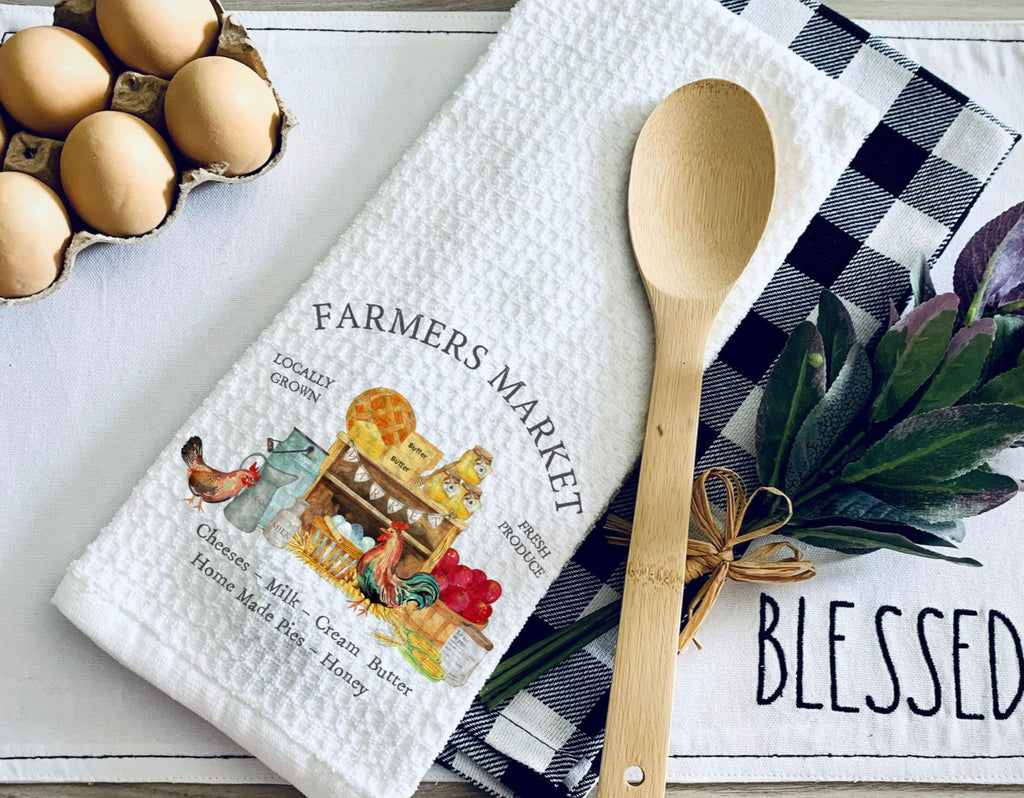 Farmhouse-style farmers market kitchen towel featuring a vintage inspired design with roosters, milk cans, fresh produce, and homemade pies. Made from microfiber waffle weave fabric, this rustic country tea towel is highly absorbent, quick-drying, and perfect for everyday use. Ideal for farmhouse kitchen decor drying dishes, and gifting to farmhouse lovers - Personalized Kreation