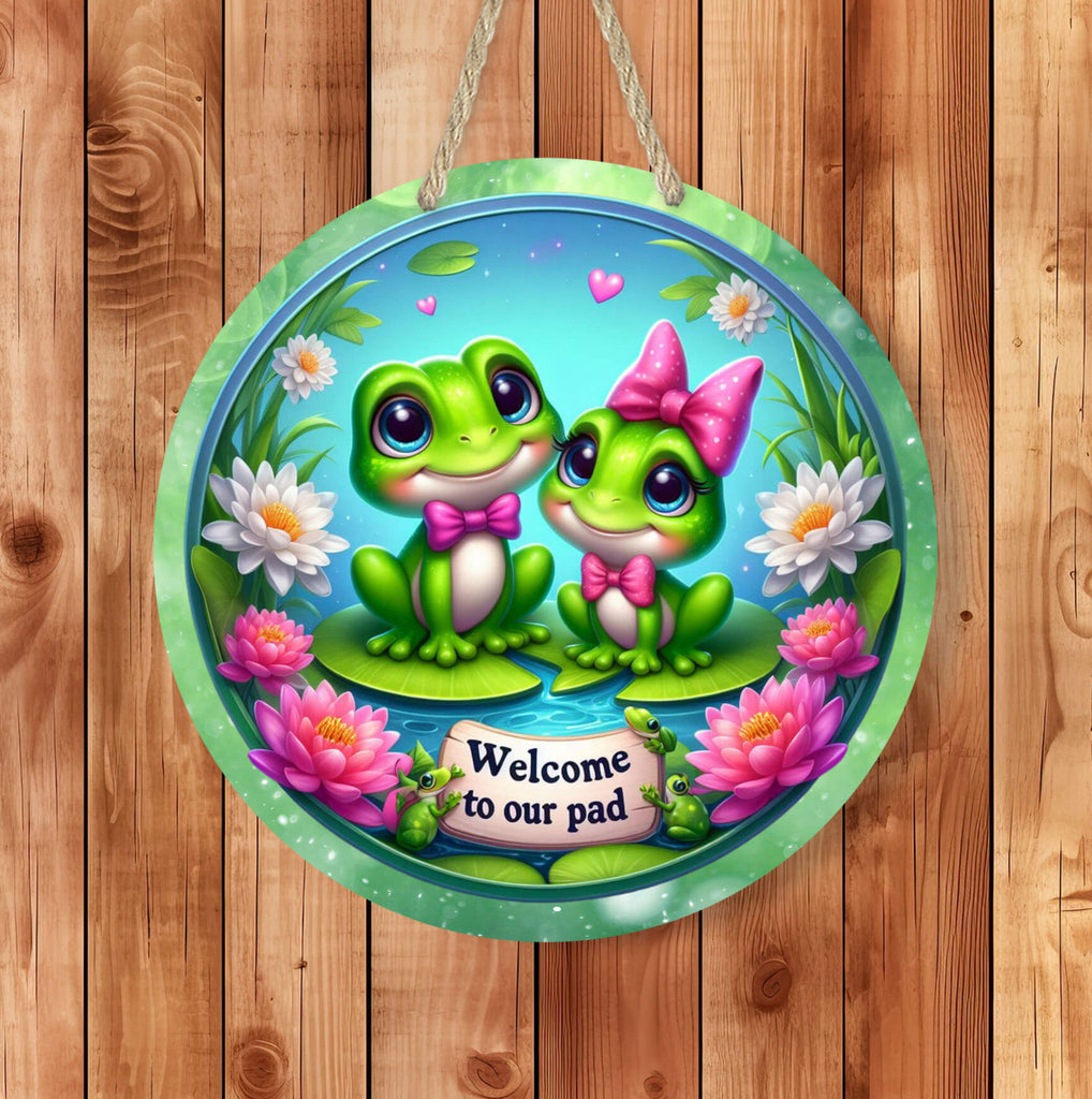 Personalized frog welcome sign featuring a cute frog couple on lily pads with custom names, rustic home decor, perfect for entryway, patio, or garden - Personalized Kreation