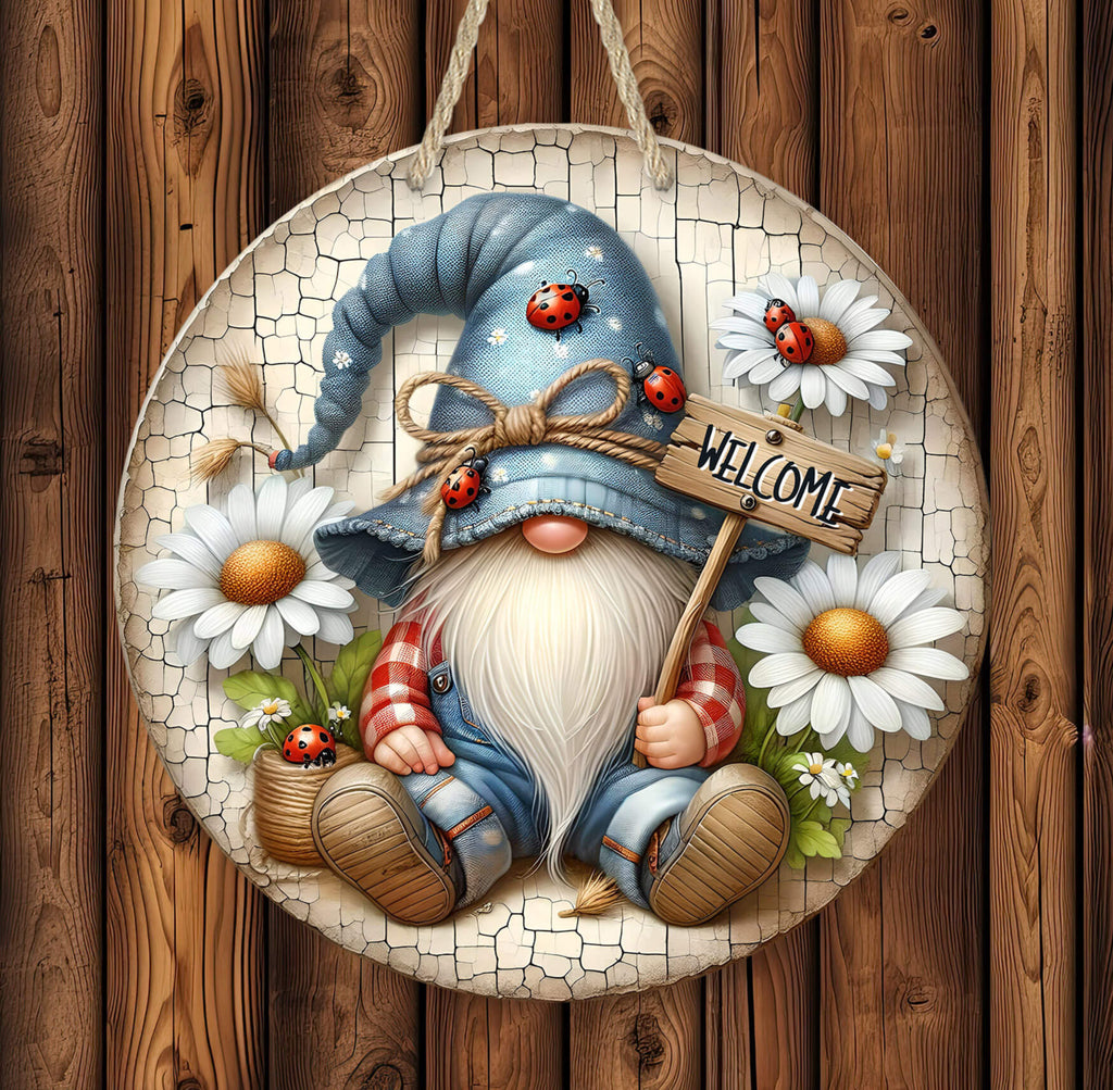 Rustic round wooden welcome sign featuring an adorable gnome with a blue denim-style hat, decorated with ladybugs and twine bow. The gnome holds a wooden sign that reads Welcome while surrounded by white daisies and green leaves - Personalzed Kreation
