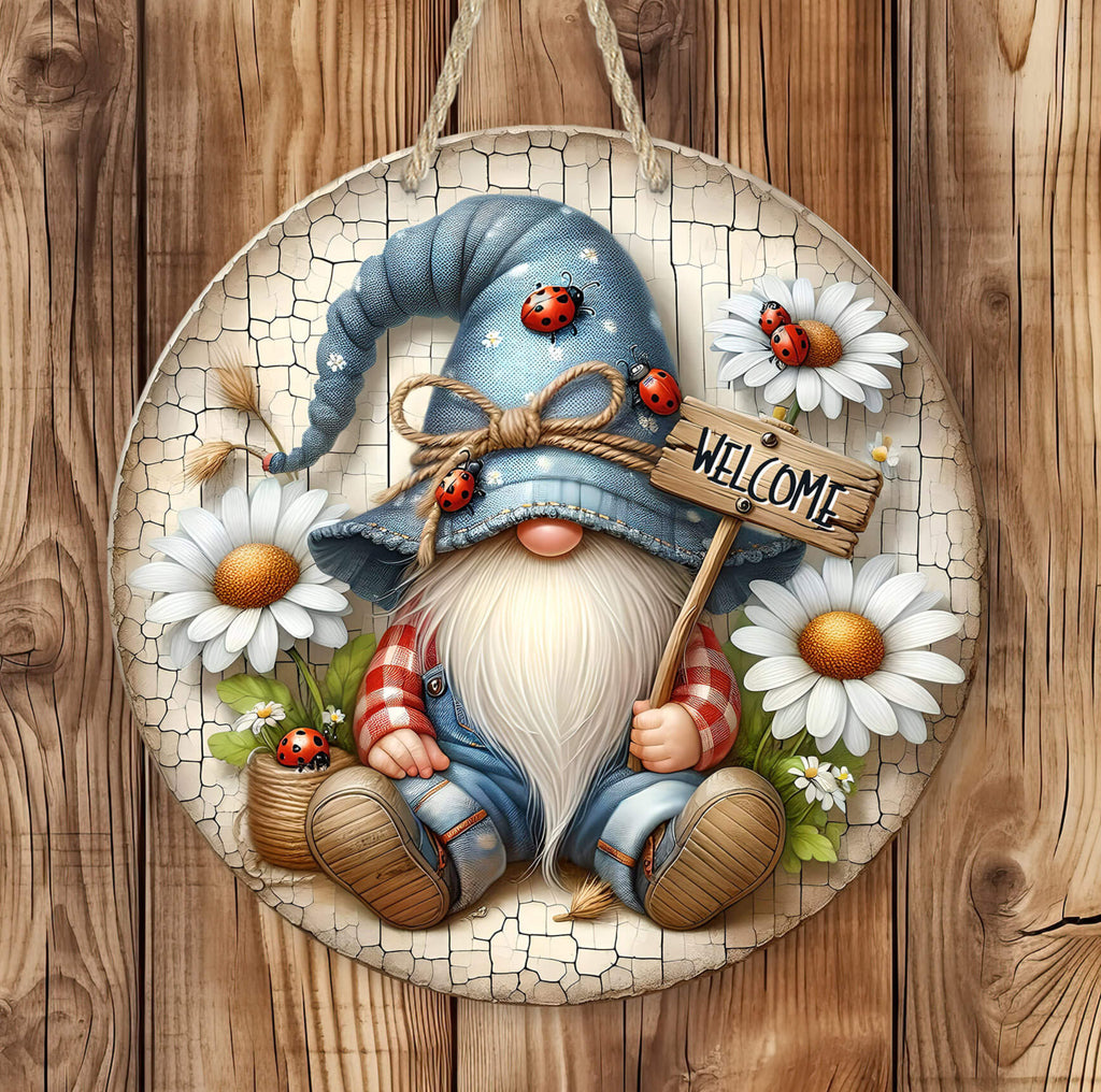 Rustic round wooden welcome sign featuring an adorable gnome with a blue denim-style hat, decorated with ladybugs and twine bow. The gnome holds a wooden sign that reads Welcome while surrounded by white daisies and green leaves - Personalized Kreation