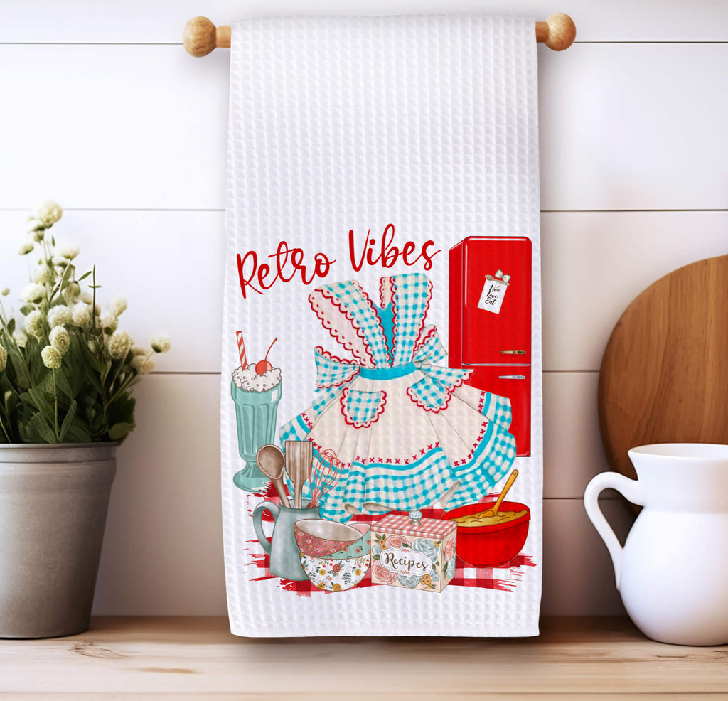 Retro kitchen towel featuring a vintage-inspired gingham apron, red fridge, milkshake, and classic baking essentials. A charming 50s diner-style dish towel perfect for farmhouse kitchens - Personalized Kreation